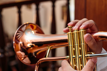 Obraz premium detalhe de mão tocando um trompete 