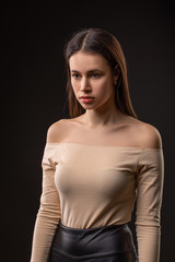 Naklejka premium Fashion photo of beauty brunette woman on dark background