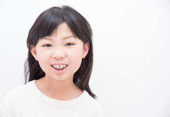 歯の矯正をする小学生の女の子