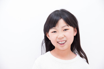 歯の矯正をする小学生の女の子