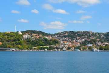 Obraz premium The waterfront of a residential part of the Beykoz district on the Asian shore of Istanbul, Turkey.