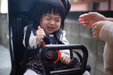 自転車用チャイルドシートを嫌がる女の子