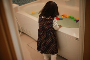 浴槽を覗き込む女の子