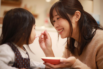 赤ちゃんに離乳食を与える母親