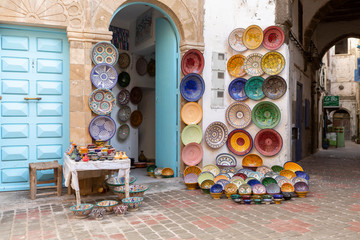 Laden mit bunten und reich verzierten Töpferwaren in der Altstadt von Essaouira, Marokko