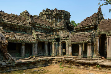 Fototapeta premium L'entrée principale de la façade Est du temple Preah Khan dans le domaine des temples de Angkor, au Cambodge