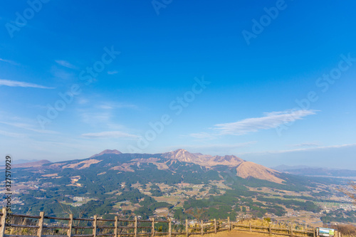 晴天の青空を背景に美しい景色阿蘇山の噴火南阿蘇方面から阿蘇五岳と田舎の風景日本against The Clear Blue Sky Beautiful Scenery Mt Aso Eruption