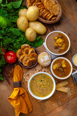 caldos e sopas de carne e legumes com torradas