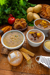 caldos e sopas de carne e legumes com torradas