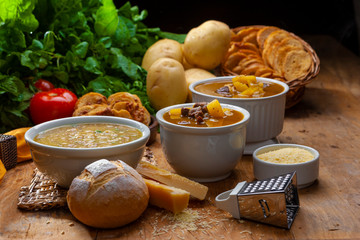 pães e sopas de carne e legumes