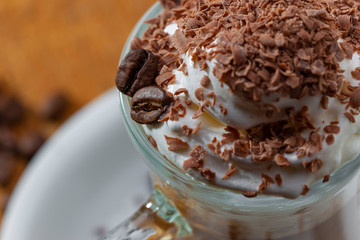 capuccino com chantily e raspas de chocolate