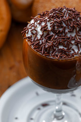 chocolate gelado com cobetura de chantily e chocolate granulado