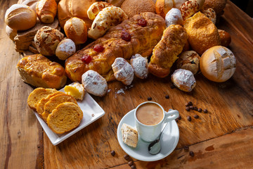 mesa de café da manhã com pães, doces e confeitos