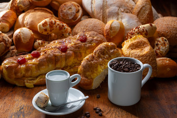 mesa de café da manhã com pães, doces e confeitos