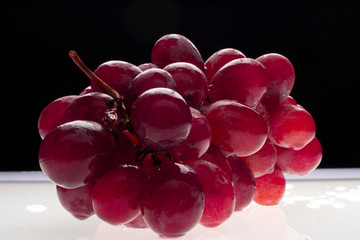 cacho de uvas vermelhas