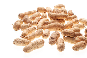 amendoim com casca no fundo branco