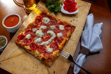 Pizza artesanal de formato quadrado sabor pepperoni e queijo
