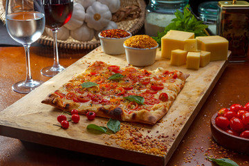 Pizza artesanal de tomate seco no formato quadrado