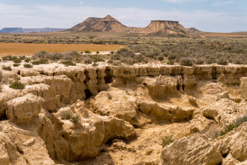 Bardenas Reales - Halbwüste in Spanien - ausgehöhlter Boden im Vordergrund