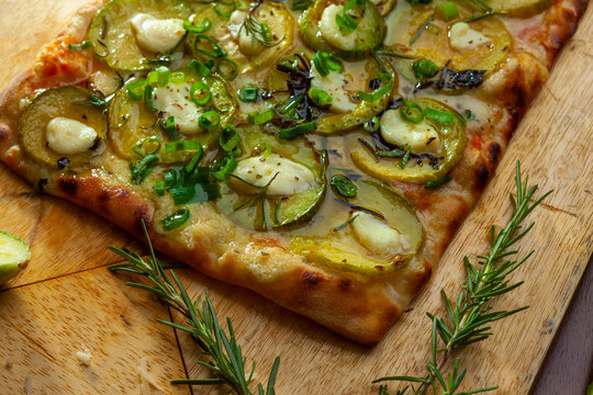 Pizza de abobrinha e queijos no formato quadrado