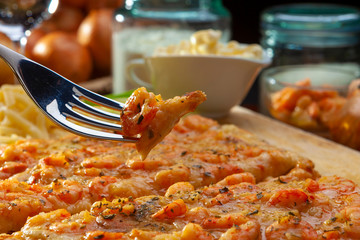 Pizza de camarão e alho poró em formato quadado