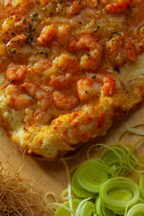 Pizza de camarão e alho poró em formato quadado