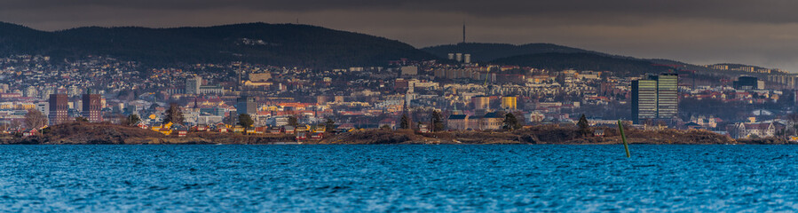 Widok na Oslo stolicę Norwegii z miasta Nesoddtangen © Dreamnordno