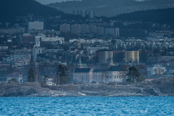 Widok na Oslo stolicę Norwegii z miasta Nesoddtangen © Dreamnordno