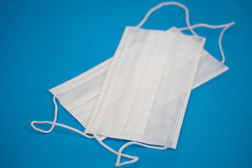 masque de protection en papier sur un fond bleu
