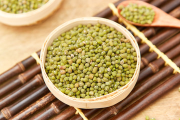 A pile of green beans in the bamboo basket