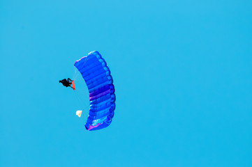 Paraglider am blauen Himmel im Figuren fliegen