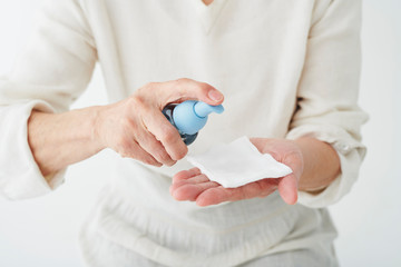 シニアビューティー　スキンケア　手元