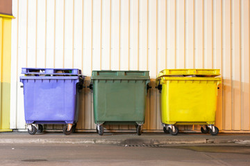 trzy kolorowe pojemniki na odpady