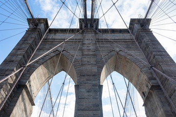 Naklejka premium Łuki na moście Brooklyn Bridge w Nowym Jorku