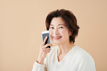Naklejka premium シニア ポートレート スマートフォン