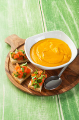 Crema di zucca con crostoni di verdure fresche