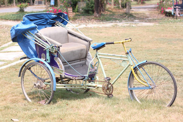 Fototapeta na wymiar old bicycle in park