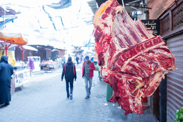 Fleischstück an einem Fleischerhaken im Souk von Marrakesch, Marokko