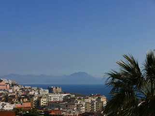 vista della caratteristica e affollata città di napoli in italia