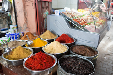 Gewürze und Fleischtheke in Marrakesch, Marokko