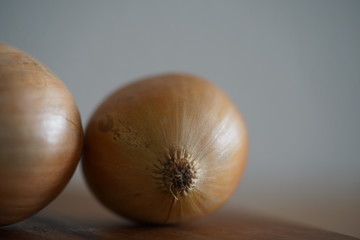 Speisezwiebeln auf einem Küchenbrett
