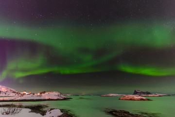 Fototapeta na wymiar Aurora boreal en la Laponia noruega, en el círculo polar ártico. Sommaroy, Nordland en Noruega