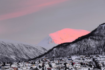 Pisaje de la ciudad ártica de Tromso,al norte de Noruega  en hora dorada
