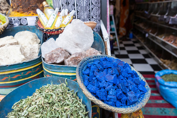 Indigo in einem Gewürzladen in Marrakesch, Marokko