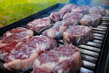 grelha de churrasco com bife de angus