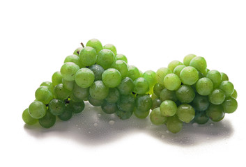 Uvas verdes no fundo branco