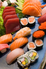 prato de sushis variados e coloridos