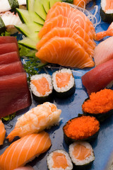 prato de sushis variados e coloridos