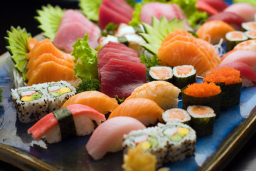 prato de sushis variados e coloridos