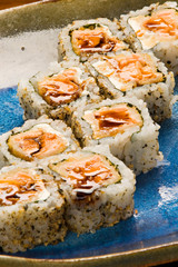 Uramakis e Hosomakis de salmão e atum